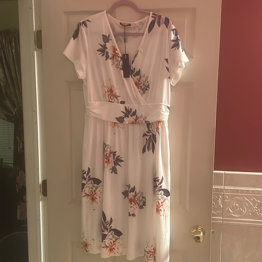 Pretty summer dress, new with tags, size XL.